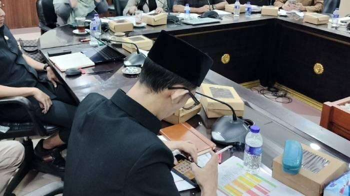 Rekam-Jejak-Achmad-Syahri-Assidiqi-Anggota-DPRD-Jember-yang-Viral-Main-Game-dan-Merokok-Saat-Rapat.jpg
