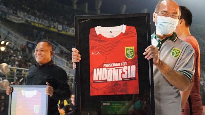 Rektor-UM-Surabaya-menunjukkan-jersey-baru-Persebaya.jpg