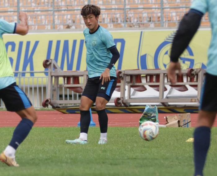 Renshi-Yamaguchi-dalam-latihan-Gresik-United-Jumat-15122023.jpg