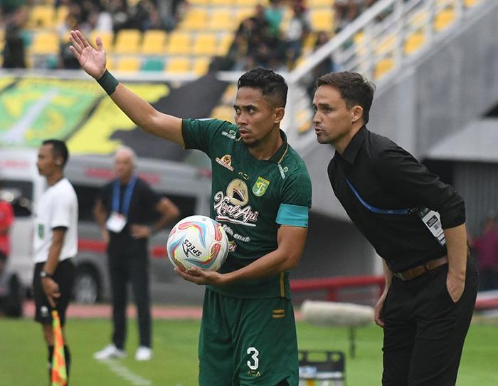 Reva-Adi-Utama-menyebut-Persebaya-sempat-hilang-fokus-lawan-Madura-United.jpg