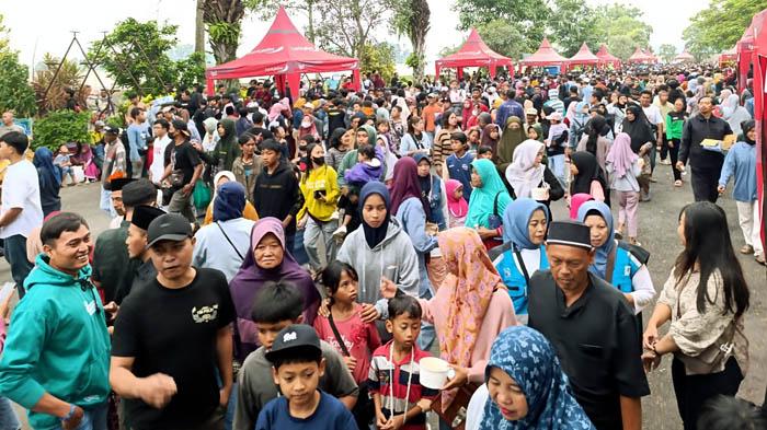 Ribuan Warga Tumplek Blek Ikut Buka Puasa Bersama di Kantor Bupati Blitar