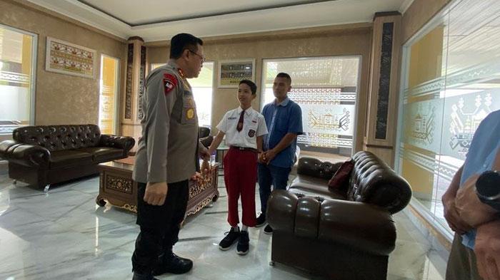 Riki-Bocah-SD-di-Lampung-Bangga-Setelah-Viral-Banting-Jambret-Diajak-Jalan-jalan-Jenderal-Polisi.jpg
