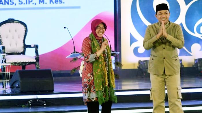 Risma-Gus-Hand-dalam-debat-Pamungkas-Pilgub-Jatim-2024.jpg