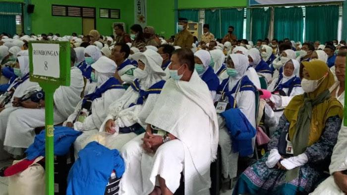 Rombongan-Jemaah-Haji-asal-Nusa-Tenggara-Timur-Berangkat.jpg