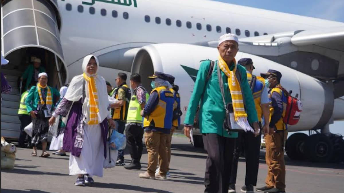 Rombongan-jemaah-haji-Jatim-saat-tiba-di-Bandara-Juanda-Surabaya-pada.jpg