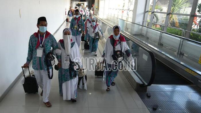 Rombongan-jemaah-haji-Terminal-2-Bandara-Internasional-Juanda-Sabtu-462022.jpg