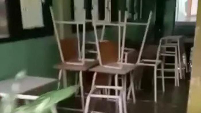 Ruang-kelas-SMPN-8-Gresik-terendam-banjir.jpg