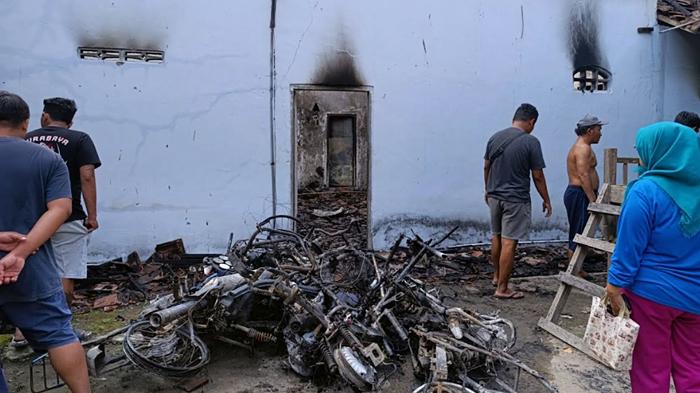 Rumah Warga Sanankulon Blitar Terbakar Saat Ditinggal Berobat, 3 Unit Motor Ikut Ludes