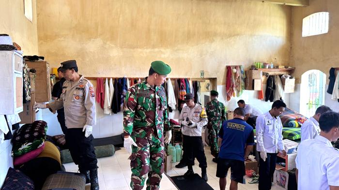 Rutan-Kelas-IIB-Kraksaan-Probolinggo-Jatim-dirazia-petugas-gabungan.jpg