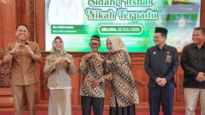 SAH-Wali-Kota-Mojokerto-Ika-Puspitasari-saat-menyerahkan-secara-simbolis.jpg