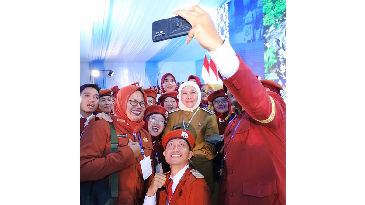 SEKOLAH-RAKYAT-Gubernur-Jawa-Timur-Khofifah-Indar-Parawansa-bersama-para.jpg