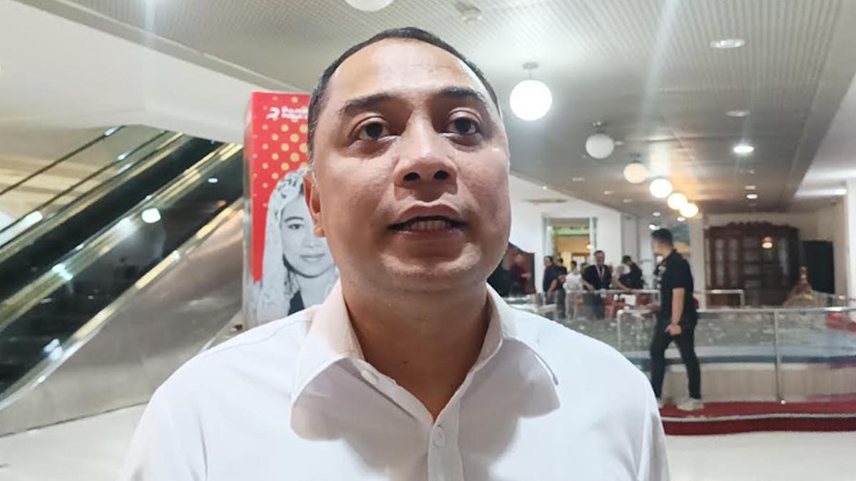 SEKOLAH-RAKYAT-Wali-Kota-Surabaya-Eri-Cahyadi-saat-memb.jpg