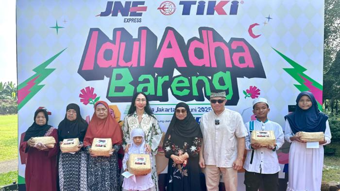 SERAHKAN-QURBAN-M-Feriadi-Soeprapto-Presiden-Direktur-JNE.jpg
