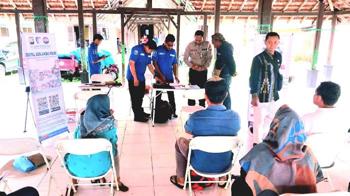 Warga Pulau Bawean Gresik Gembira, Bisa Perpanjang SIM di Layanan Keliling Alun-alun Sangkapura