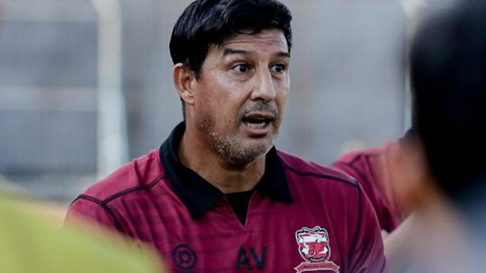 SKUAD-UTAMA-Pelatih-Madura-United-Alfredo-Vera-saat-memimpin-latihan-tim-di-Sta.jpg
