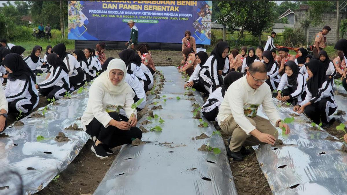 Khofifah Tinjau Ketahanan Pangan Berbasis Sekolah di Kediri, Buat Rekor 754 Sekolah Tanam Serentak