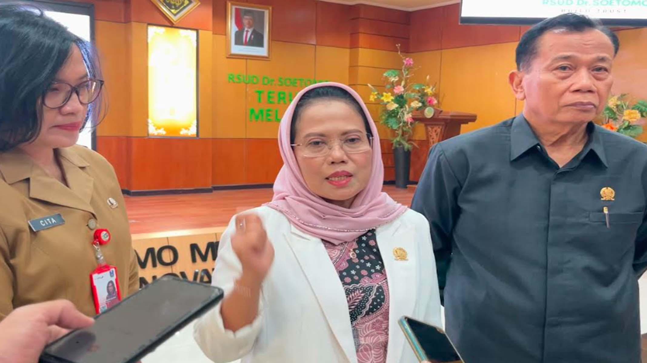 SRI-UNTARI-DPRD-Jatim-saat-berkunjung-ke-RSUD-dr-Soetomo.jpg