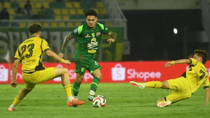 STARTER-Gali-Frietas-winger-Persebaya-berebut-bola-dengan-pe.jpg