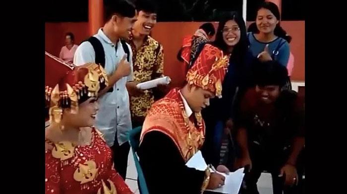 Sambil-Menyelam-Minum-Air-Viral-Mahasiswa-Datang-ke-Nikahan-Dosen-Sambil-Minta-Tanda-Tangan-Tugas.jpg