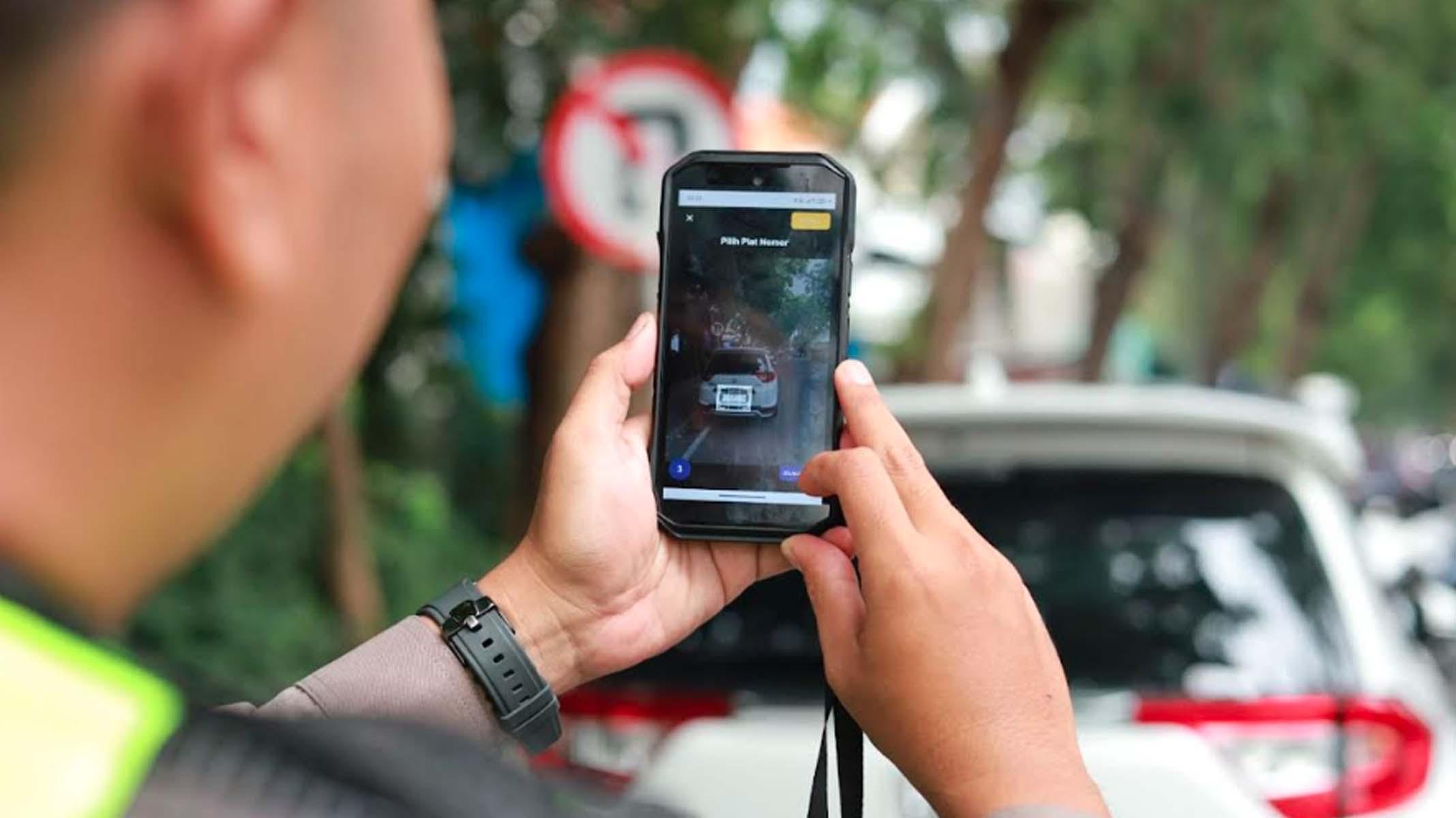 Satlantas-Polres-Gresik-saat-menerapkan-ELTE-Handheld.jpg