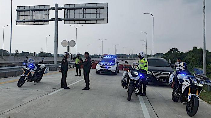 Satlantas-Polres-Gresik-saat-meninjau-akses-Tol-KLBM.jpg