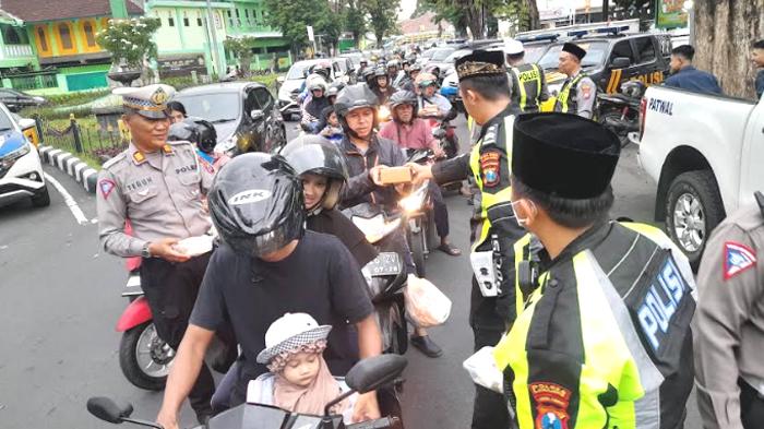 Satlantas-Polres-Lumajang-membagikan-takjil-untuk-pengendara.jpg