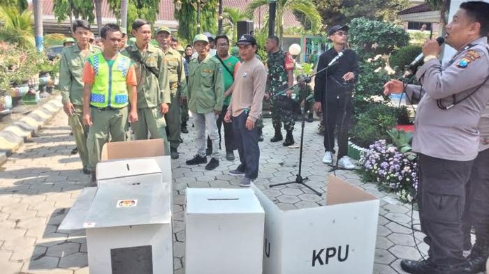 Satlinmas-di-Kota-Madiun-diajarkan-teknis-pengamanan-Pemilu-2024.jpg