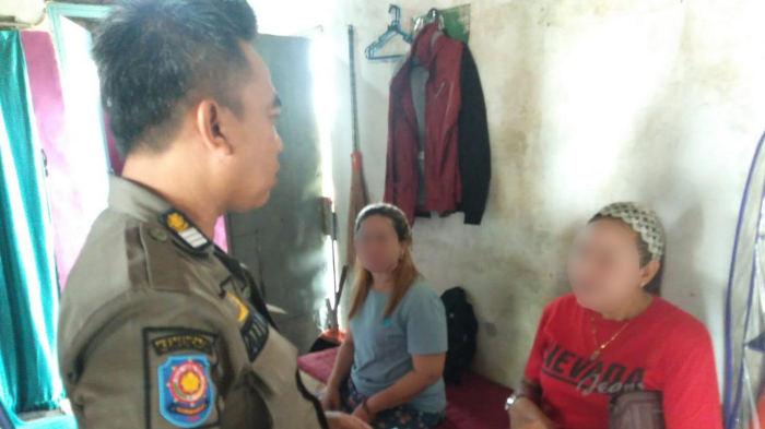 Razia Warkop di Duduksampeyan, Petugas Satpol PP Gresik Temukan Bilik Tempat Asusila