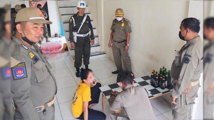 Satpol PP Amankan Puluhan Botol Miras di Warung Kopi Wilayah Gresik Utara