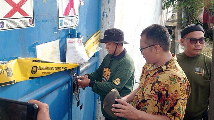 Satpol-PP-saat-membuka-gembok-pagar-gudang-UD-Sentoso-Seal.jpg