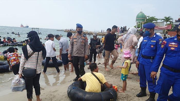 Satpolairud-Polres-Gresik-mengawasi-wisatawan-di-Pantai-Delegan.jpg