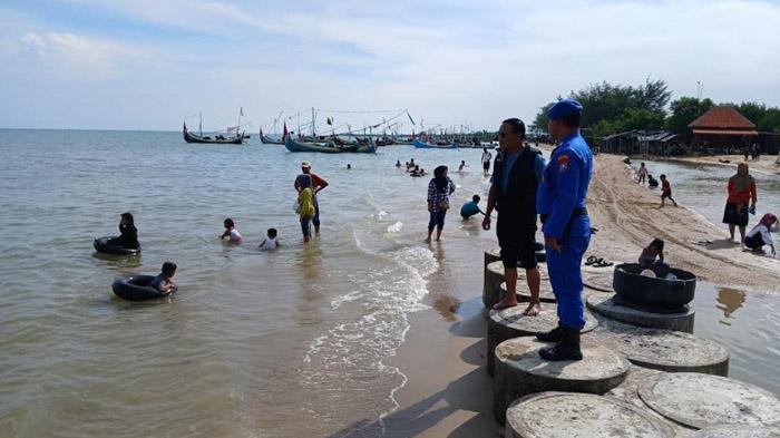 Satpolairud-Polres-Pamekasan-di-pantai.jpg
