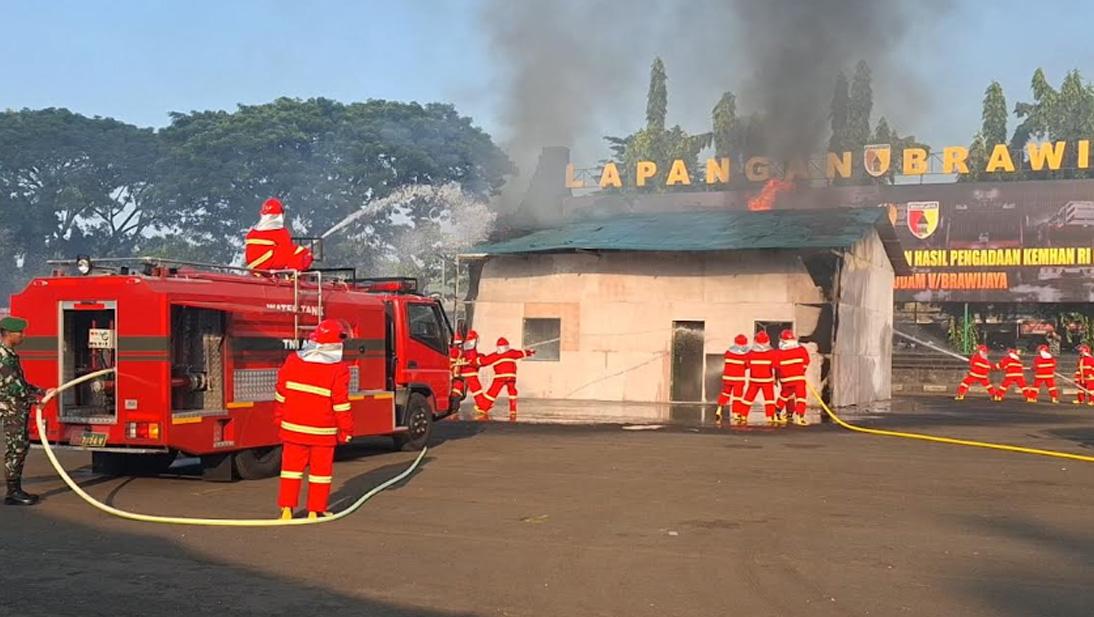 Satuan-Jajaran-Kodam-VBrawijaya-menerima-100-unit-kendaraan-Pemadam-Kebakaran.jpg