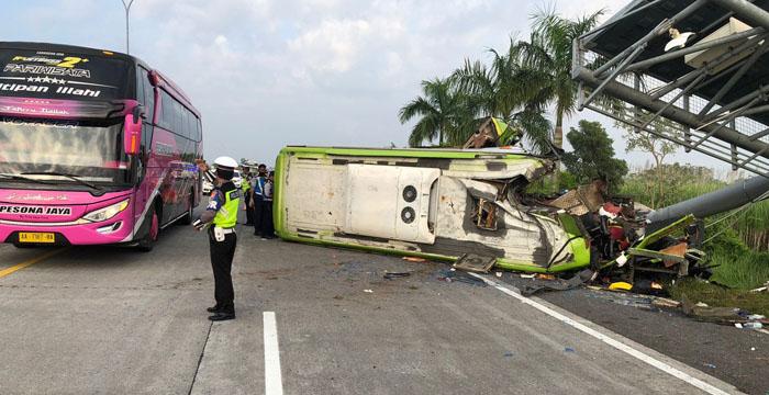 Sebanyak-13-orang-penumpang-dinyatakan-tewas-dalam-peristiwa-kecelakaan-maut-di-Tol-Sumo.jpg