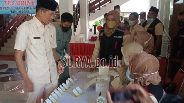 Sejumlah-ASN-di-Pemkot-Blitar-menjalani-tes-urine-Senin-21112022.jpg