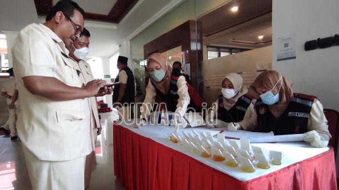 Sejumlah-ASN-menjalani-tes-urine-di-lobi-Kantor-Wali-Blitar-Senin-21112022.jpg