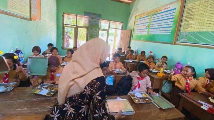Sejumlah-pelajar-di-SDN-Banyuwuluh-4-Kecamatan-Wringin-saat-menerima-Makan-Bergizi-Gratis.jpg