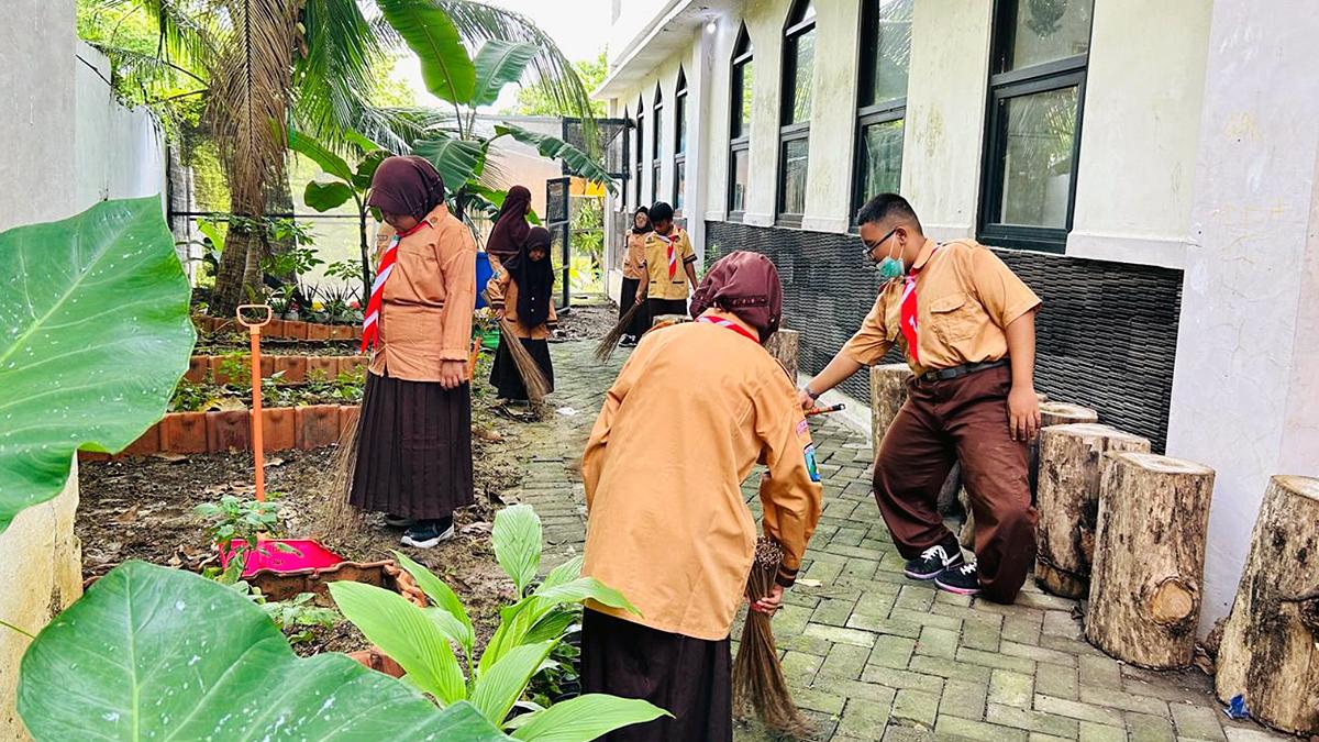 Sejumlah-siswa-di-SDN-Karang-Pilang-I-Surabaya-dalam-Jumat-Bersih.jpg