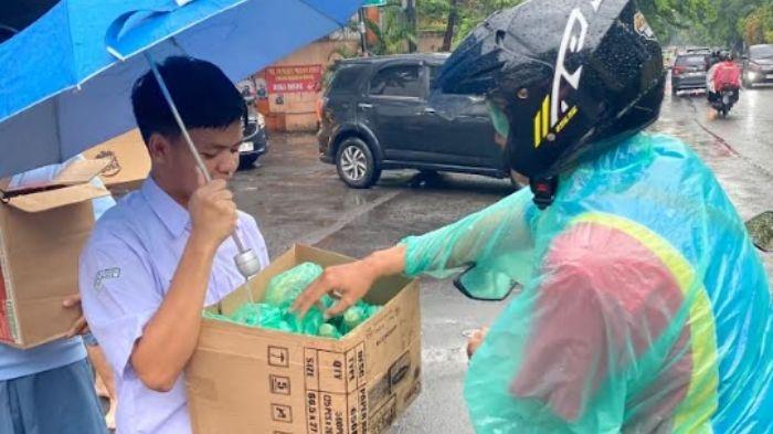 Siswa SMA Sinlui Surabaya Bagikan 384 Takjil Ramadan