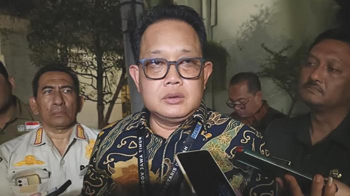 Sekdaprov-Jatim-Adhy-Karyono-saat-menemui-massa-buruh.jpg