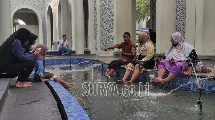 Ramadan 2025, Ngabuburit Sambil Terapi Ikan Gratis di Masjid KH Ahmad Dahlan Gresik