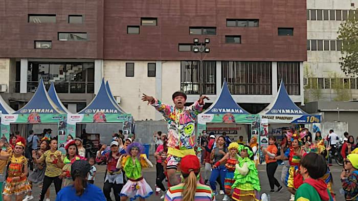 Senam-zumba-dalam-gelaran-Customer-Day-di-Yamaha-Land-Surabaya.jpg