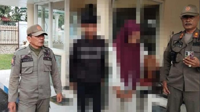 Sepasang Muda-mudi Kedapatan Bermesraan di Alun-alun Jombang, Langsung Dibawa ke Kantor Satpol PP