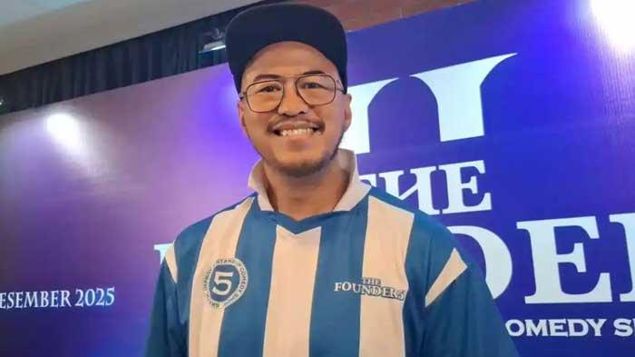 Siapa-Pandji-Pragiwaksono-Komika-yang-Viral-Lontarkan-Kritik-di-Acara-Mens-Rea-Lahir-di-Singapura.jpg