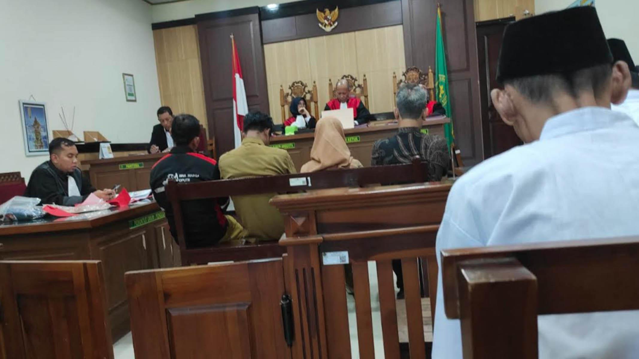Sisi Lain Kasus Botol Terbang ASN Gresik Terungkap di Sidang, Santunan Rp10 Juta Ditolak - Surya.co.id
