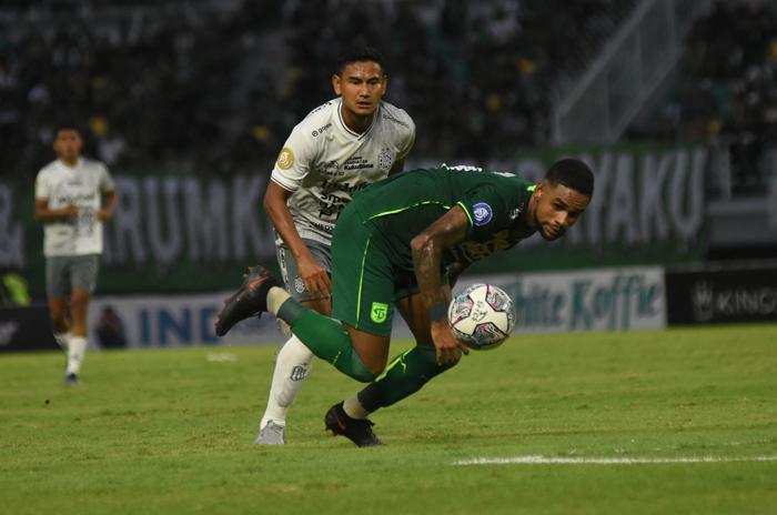Silivo-Junior-striker-Persebaya-saat-lawan-Bali-United.jpg