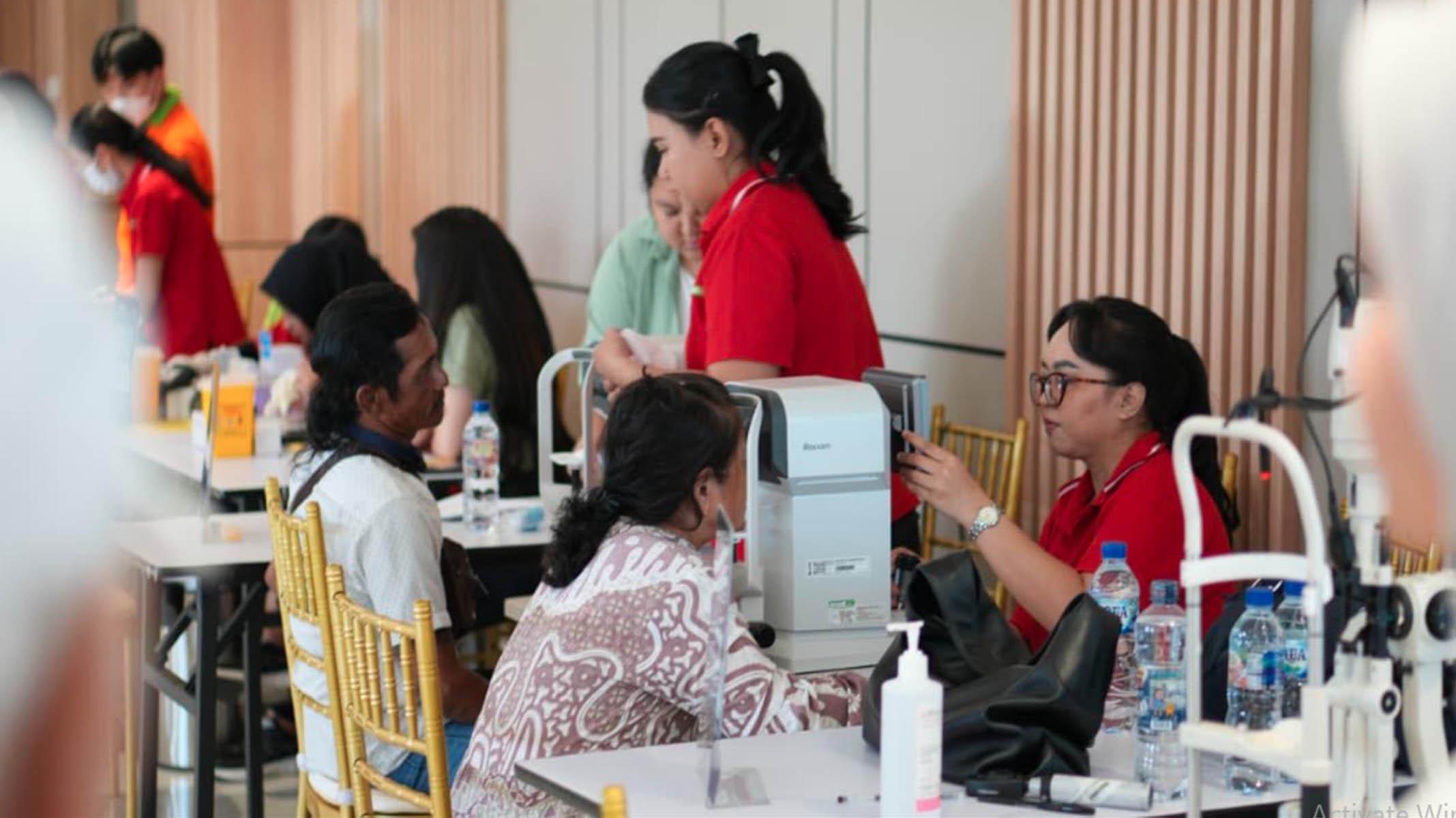 Siloam Hospitals Surabaya bersama PUKAT dan Rotary Club Sukses Gelar Operasi Katarak Gratis - Surya.co.id