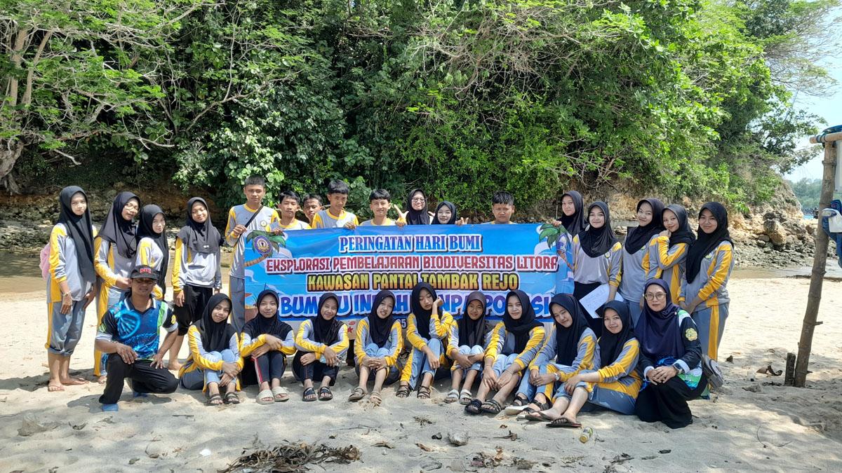Siswa-MAN-2-Blitar-setelah-bersih-bersih-di-Pantai-Tambakrejo.jpg