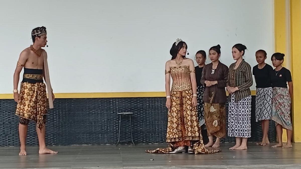 Siswa-kelas-XII-SMA-St-Louis-2-Surabaya-main-drama-roro-jonggrang.jpg