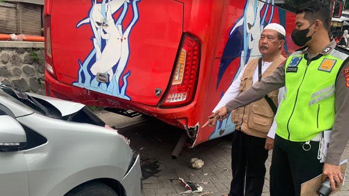 Pinggir Jalan pun Tidak Aman, Siswi SD di Gresik Tewas Tergencet di Antara Mobil dan Bus